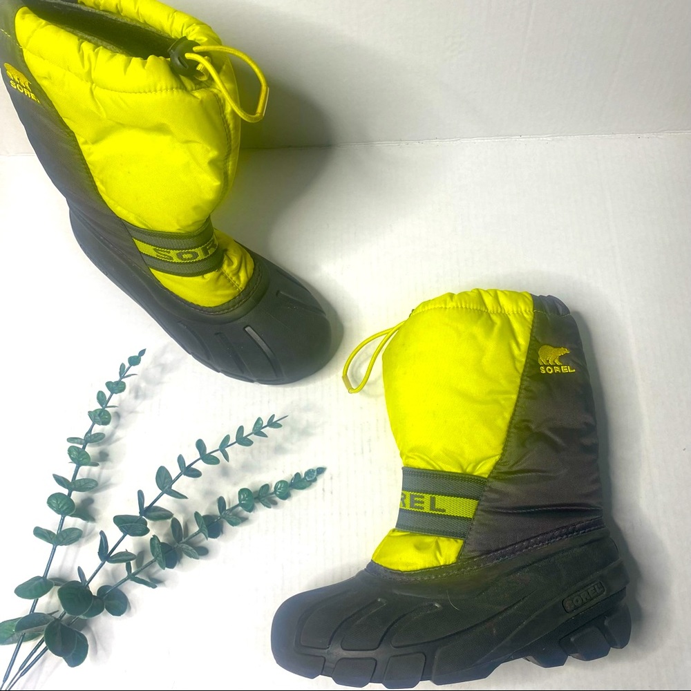 Sorel insulated youth cub boots black and neon size 3